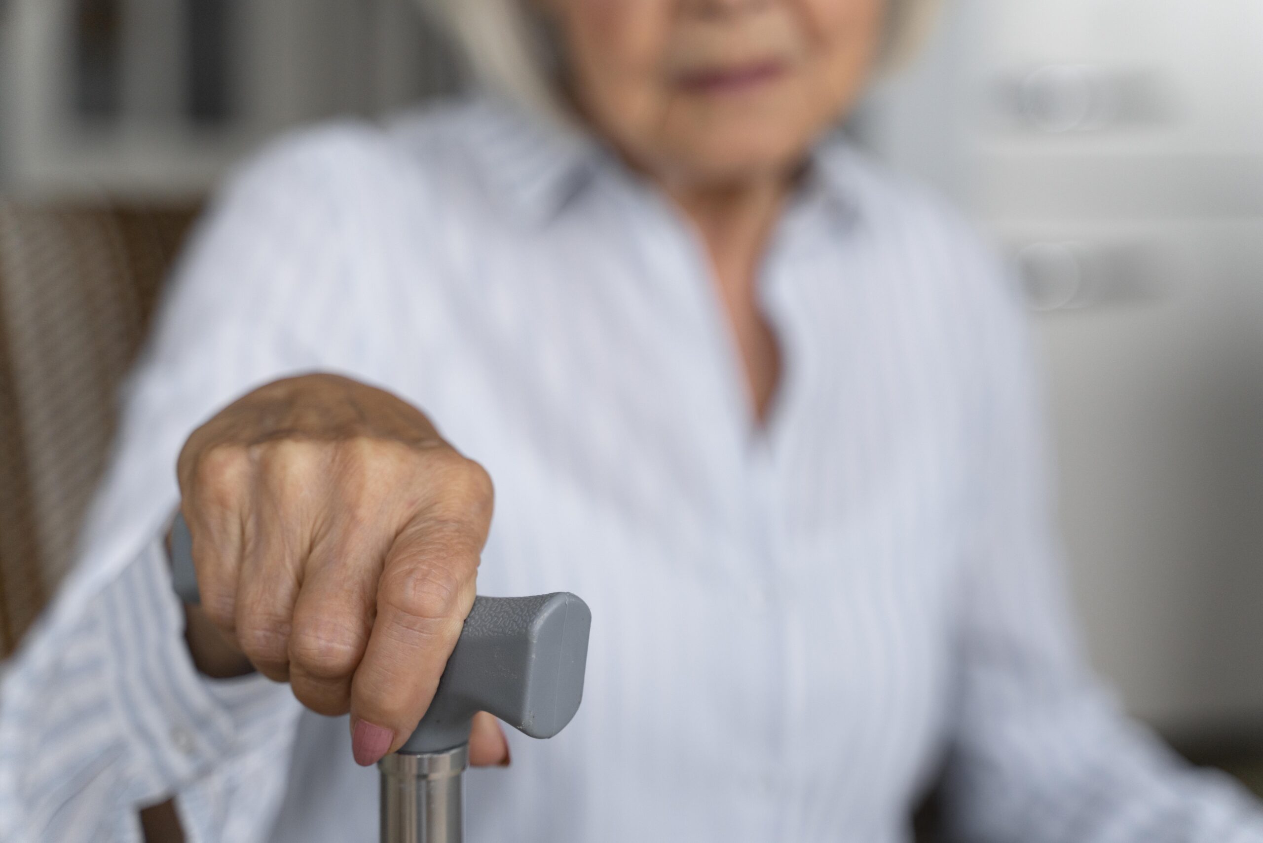 Prevención de caídas y fracturas para personas mayores